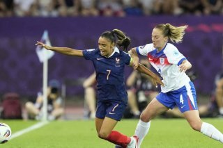 Keira Walsh (à droite) au duel avec Sakina Karchaoui dans une rencontre que l'Angleterre n'a jamais maitrisée. KEYSTONE/AP/Martin Meissner